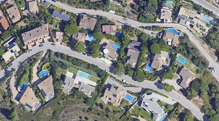 Vista aèria de cases a Begur amb piscina privada
