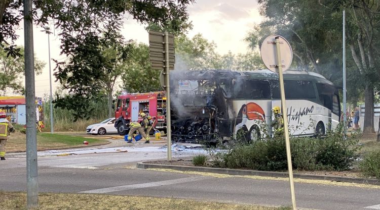 Els Bombers rematant l'incendi a l'autobús. M. Estarriola