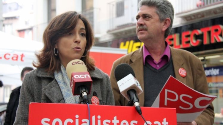 La número 2 al Congrés, Iolanda Pineda, i el cap de llista al Senat, Rafel Bruguera, fent campanya a Olot © ACN
