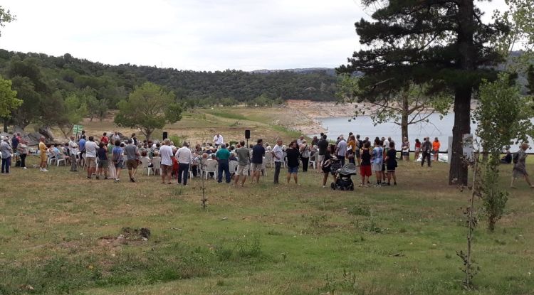 Els congregats avui a peus del pantà de Boadella, durant la missa. Albert Mestres