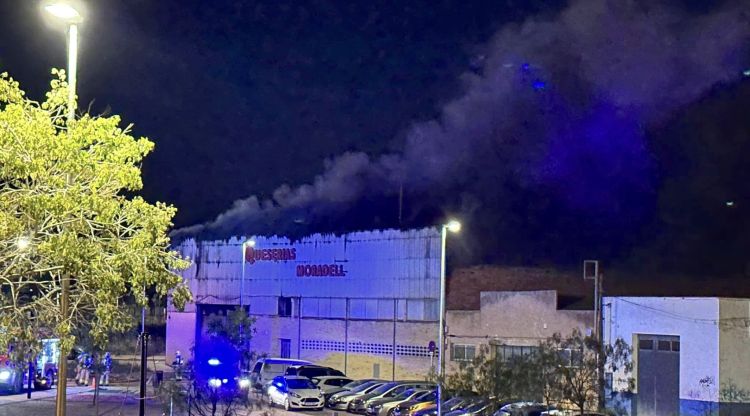 La columna de fum durant l'incendi d'aquesta matinada. Manel Rubio Checa