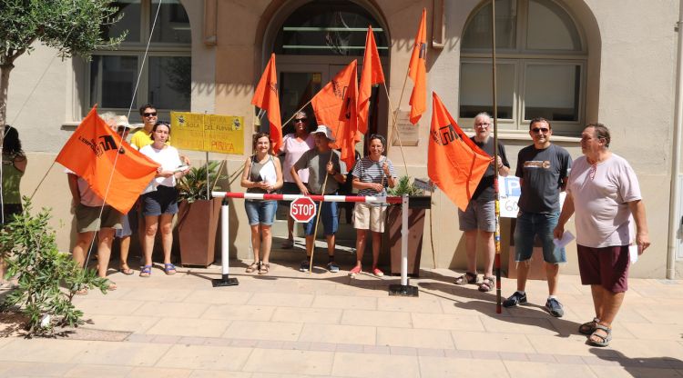 Els ecologistes protestant davant de l'Ajuntament de Sant Pere Pescador pel tancament del Fluvià. ACN