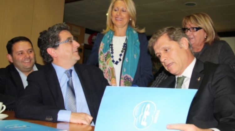 Alberto Fernández Díaz i Enric Millo fent un recés en un bar de la Marca de l'Ham de Figueres © ACN