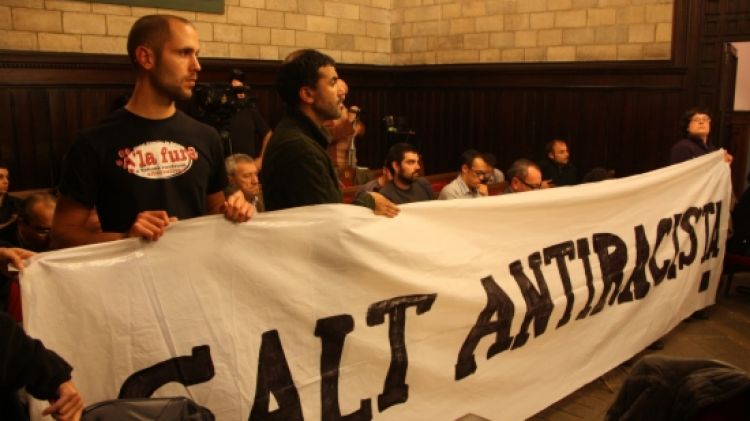 Mentre es votava la moció presentada per la CUP, un grup de simpatitzants ha desplegat una pancarta © ACN