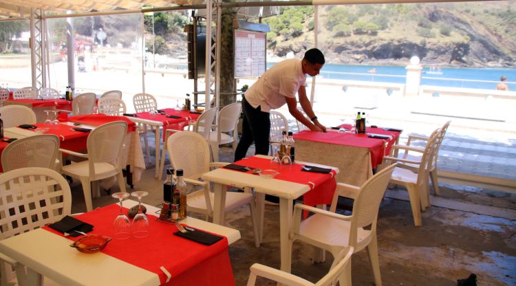 La terrassa d'un restaurant a primera línia de mar, buit aquest matí. ACN