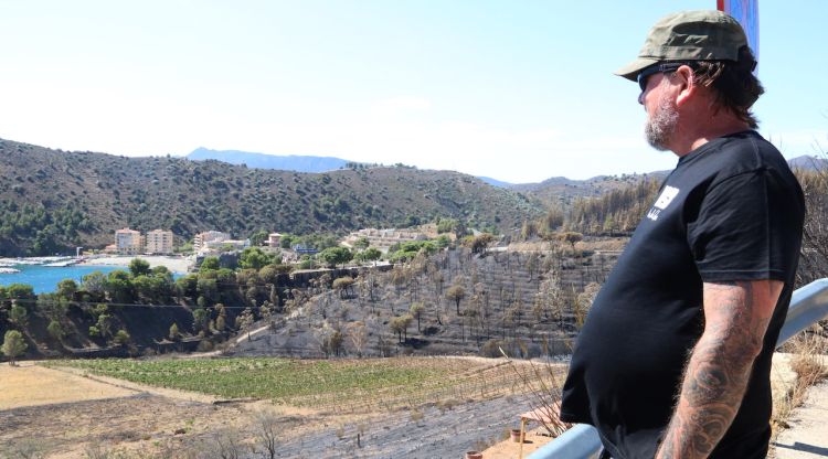 L'Eduard Hugas de Batlle mirant les vinyes que se li han cremat amb l'incendi a Portbou. ACN