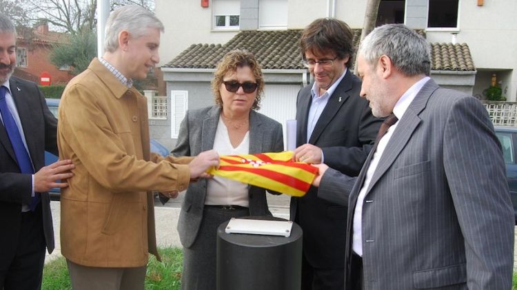 Moment de la descoberta de la placa en alfabet Braille a la plaça de Fontajau de girona © ACN