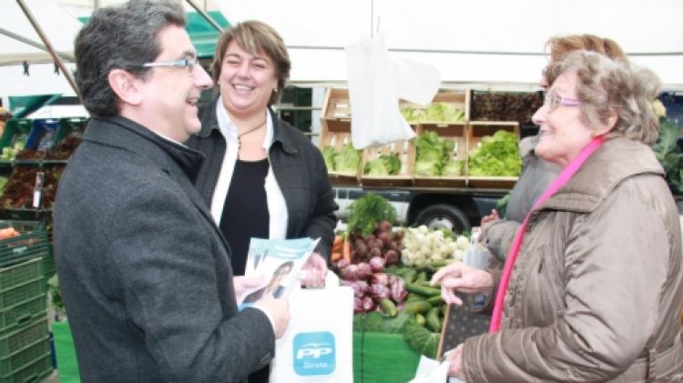 El candidat del PP, Enric Millo, i la número 2, Concepció Veray, al Mercat del Lleó de Girona © ACN