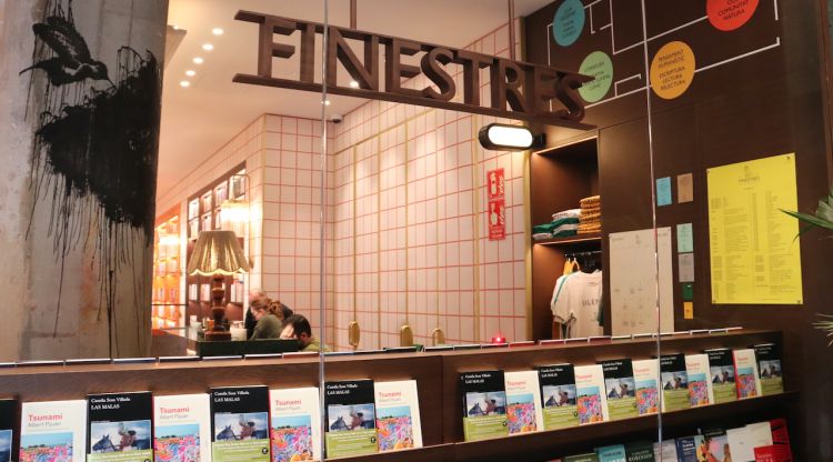 Exterior de la llibreria Finestres, al carrer Diputació de Barcelona. ACN