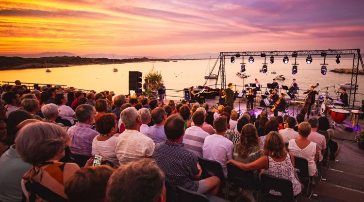 La GYO Simfonia a la Mar d'en Manassa durant el Portalblau d'enguany