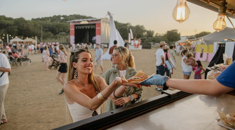 Una assistent al White Summer comprant menjar en una food truck. Harold Abellán