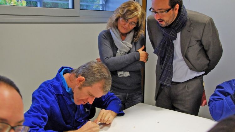 Àlex Sáez, visitant el taller ocupacional de la Fundació Ramon Noguera, a Girona © ACN