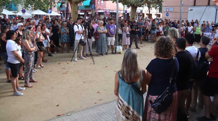 Unes 300 persones es concentren davant de l'Ajuntament de Salt com a mostra de rebuig de les agressions homofòbes. ACN