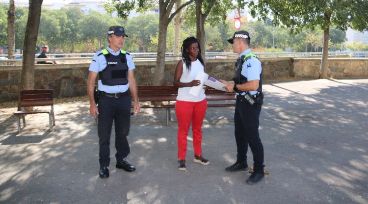 La regidora de Can Gibert del Pla, Amy Sabaly, i la Policia Municipal fent la visita al barri. ACN