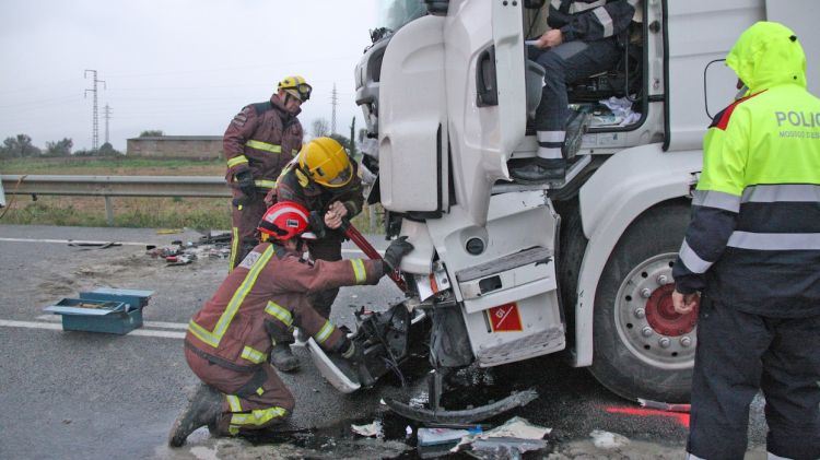 El camió implicat en l'accident a la C-66 a Banyoles © ACN