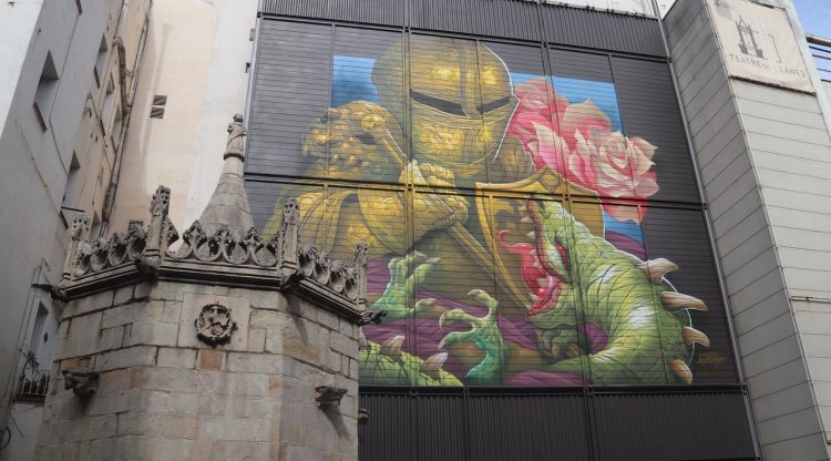 El mural 'Knigth and the warrior', de l'artista Saturno, a la façana del Teatre de Blanes. ACN