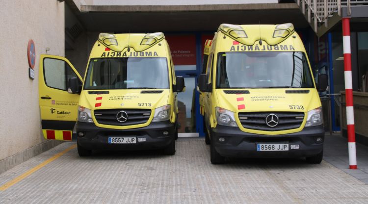 Dues ambulàncies a urgències de l'hospital de Palamós. ACN