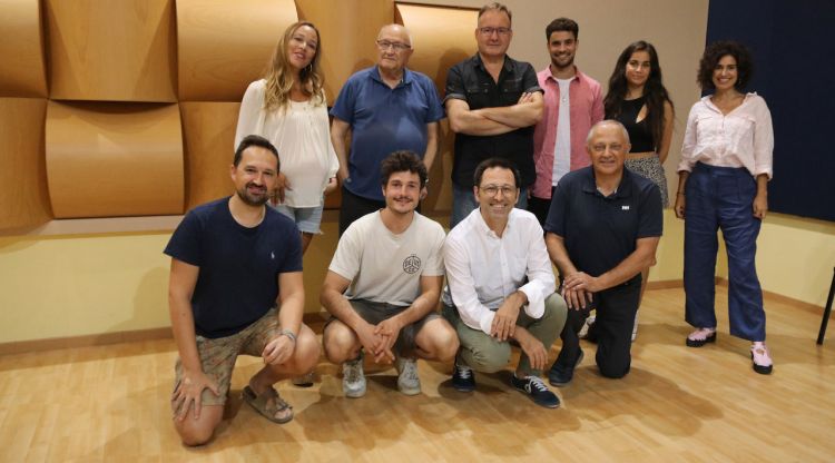 Els solistes acompanyats del director de la Simfònica de Cobla i Corda, Francesc Cassús i del president de Metalquímia, Pepe Lagares. ACN