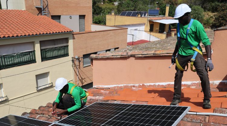 Dos joves extutelats que ara treballen a Idària. ACN