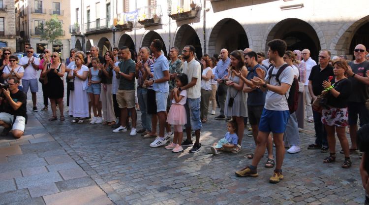 La plaça del Vi aplaudint després del minut de silenci. ACN