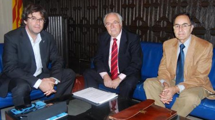 Carles Puigdemont amb els promotors del Pacte Nacional per l'Autodeterminació © ACN