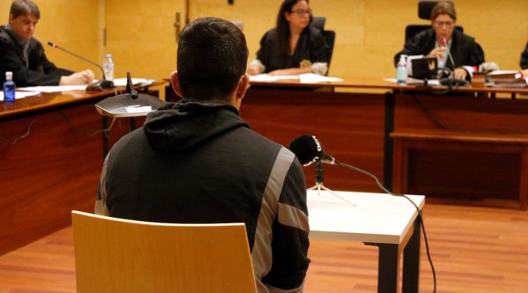 L'acusat de violar una noia en una zona boscosa de Sant Gregori, d'esquenes davant el tribunal de l'Audiència de Girona. ACN