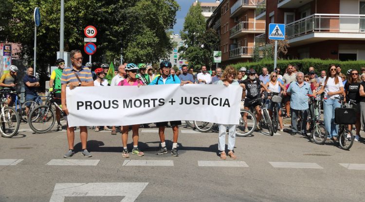 La capçalera amb els concentrats i la pancarta per reclamar més justícia a Girona. ACN