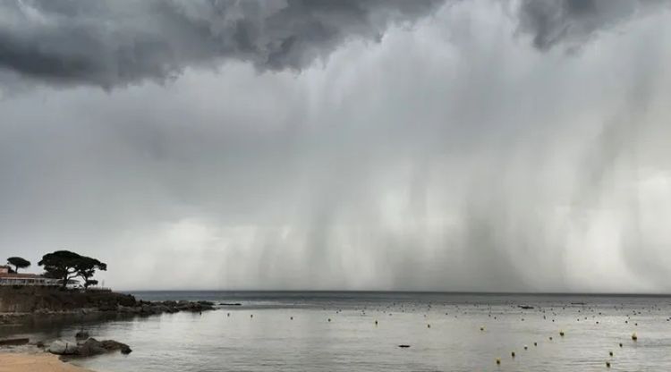 Una tempesta a Calella de Palafrugell (arxiu). Margarida Bonet