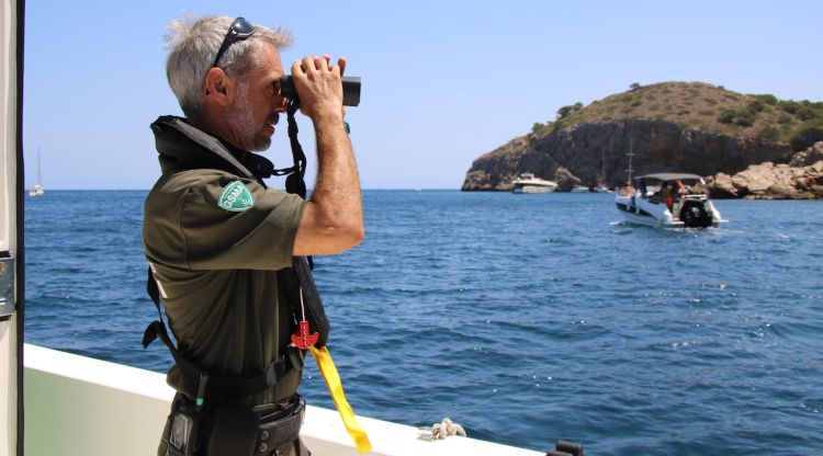 El coordinador del grup de suport marí dels Agents Rurals a Girona, Albert González, comprovant si les embarcacions estan ben ancorades. ACN