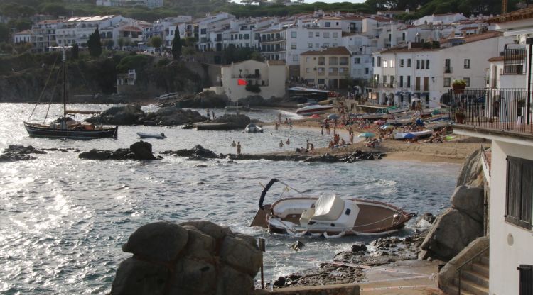 L'embarcació estavellada a la cala del Port de Malaespina. ACN