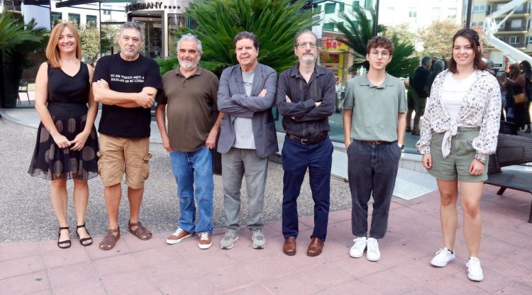 Foto de família dels guardonats amb els Premis Literaris de Girona d'aquest 2023. ACN
