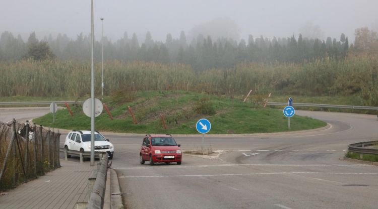 La darrera rotonda de la ronda sud a Figueres on hauria d'enllaçar la ronda nord, el 13 de novembre del 2020. ACN