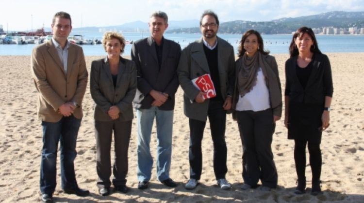 Els tres candidats al Congrés i el Senat pel PSC gironí, el darrer dia de campanya a la platja de Palamós © ACN