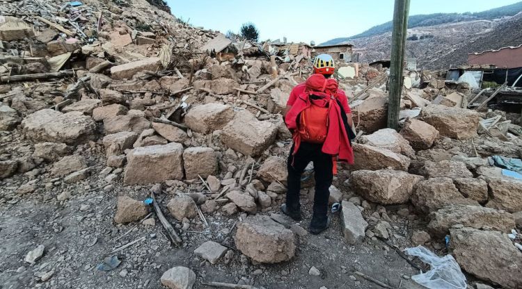Un dels bombers actuant al terratrèmol del Marroc