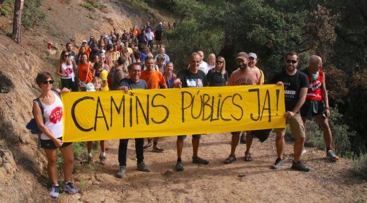 Els activistes demanat la reobertura del camí de ronda al seu pas per Can Juncadella. ACN