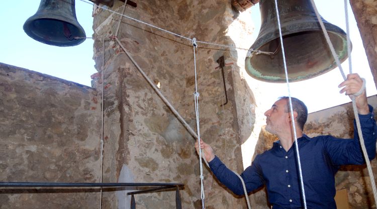 El campaner garrotxí Xavier Pallàs, tocant les campanes de Sant Romà de Joanetes. ACN