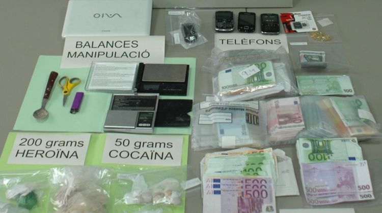 Droga, diners i objectes diversos intervinguts pels Mossos d'Esquadra © AG