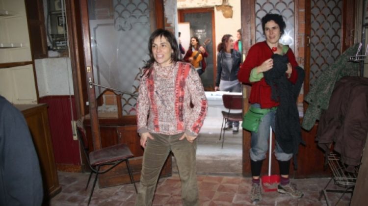 Uns vint membres del col·lectiu ha entrat dins l'edifici en desús situat al carrer Sastres d'Olot © ACN