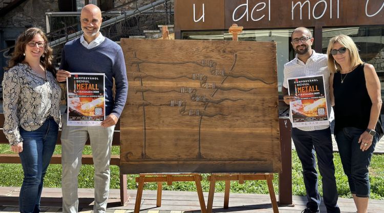Representants de l'organtizació de la Biennal del Metall. ACN