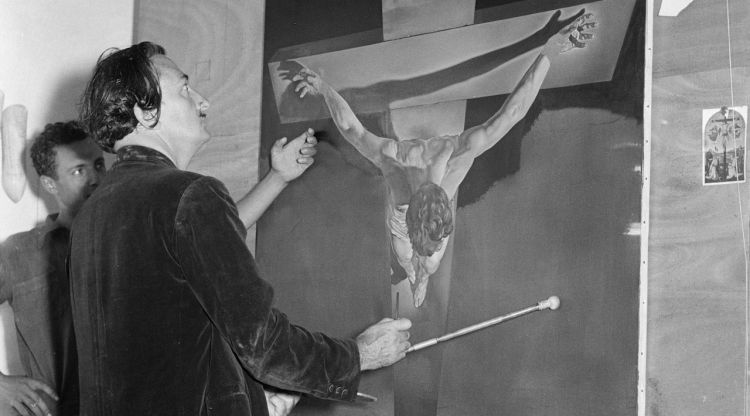 Salvador Dalí pinta El Crist al taller de Portlligat, 1951. Ricardo Sans Condeminas/ Fundació Gala-Salvador Dalí