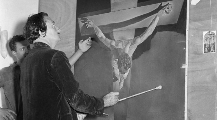 Salvador Dalí pinta El Crist al taller de Portlligat, 1951. Ricardo Sans Condeminas/ Fundació Gala-Salvador Dalí