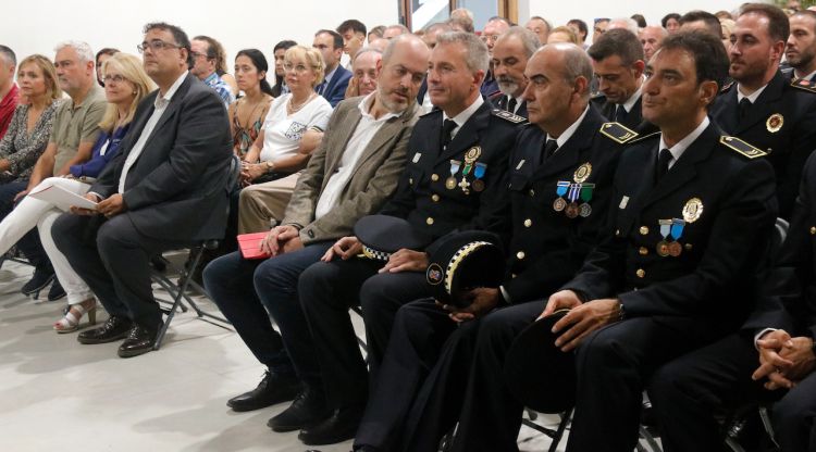 L'alcalde, el director general de Coordinació de les Policies Locals i el cap de la Policia Local de Platja d'Aro, durant la celebració de la diada del cos. ACN