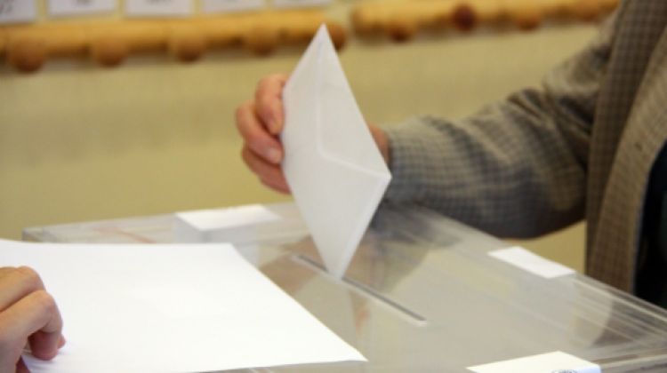 Un home exercint el seu dret a vot © ACN