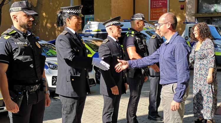 Lluís Puig saludant els agents de la Policia Local, ahir durant el dia de la patronal