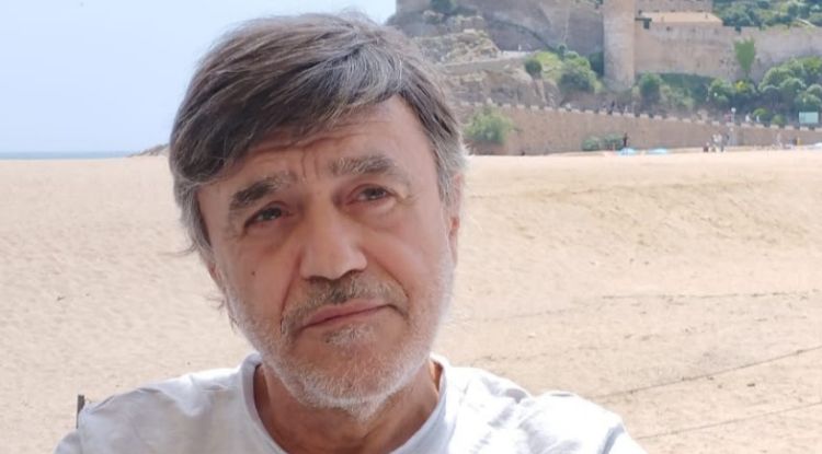 L'autor del llibre 'El dia que el món va fer un pet com un aglà', Pere Gorgoll, a Tossa de Mar. ACN