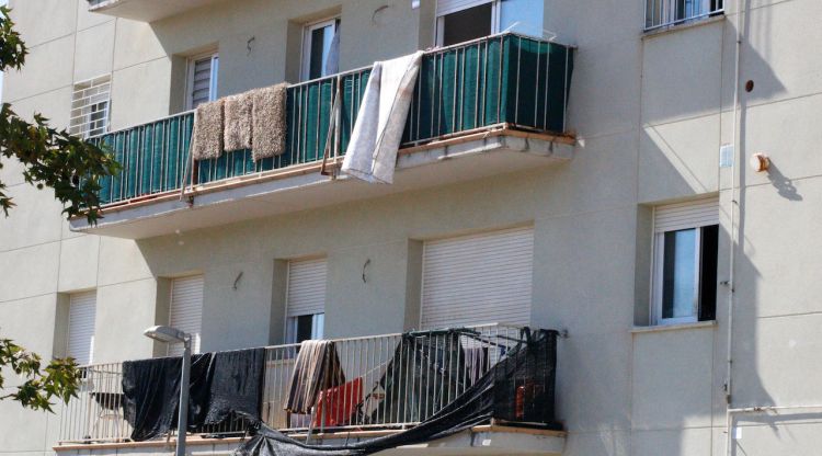 Alguns balcons en un bloc de pisos on hi ha immobles ocupats a la Bisbal d'Empordà. ACN