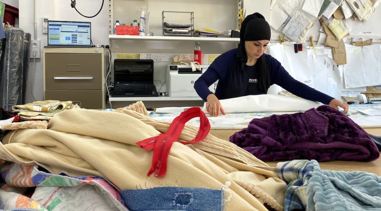 Una treballadora tallant patrons per a Nuar, la marca de roba conscient. ACN