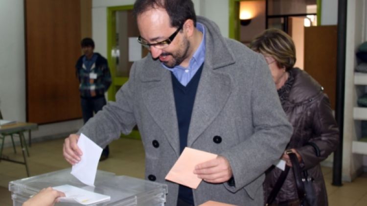 El cap de llista del PSC per Girona, Àlex Sáez, votant © ACN