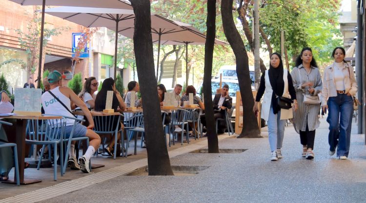 Una de les terrasses de Girona on les taules i cadires han guanyat espai a la calçada. ACN