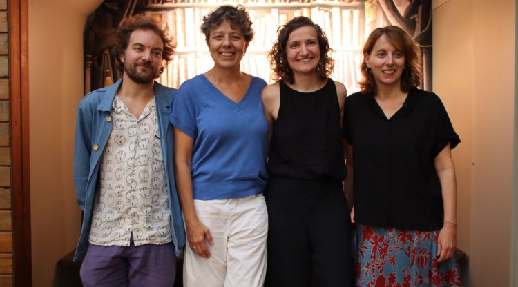 L'actriu Míriam Iscla i l'actor Pol López, juntament amb les dramaturgues Victoria Szpunberg i Anna Punsoda. ACN